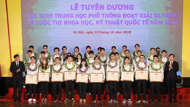 Bí thư Thứ nhất TƯ Đoàn TNCS Hồ Chí Minh Lê Quốc Phong (bìa phải) trao tặng Bằng khen của TƯ Đoàn cho 33 học sinh